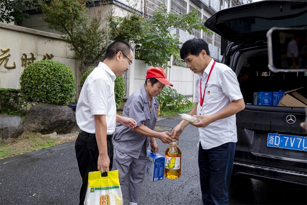 幸福相伴，情暖重陽 | 西大門走訪慰問退休老職工